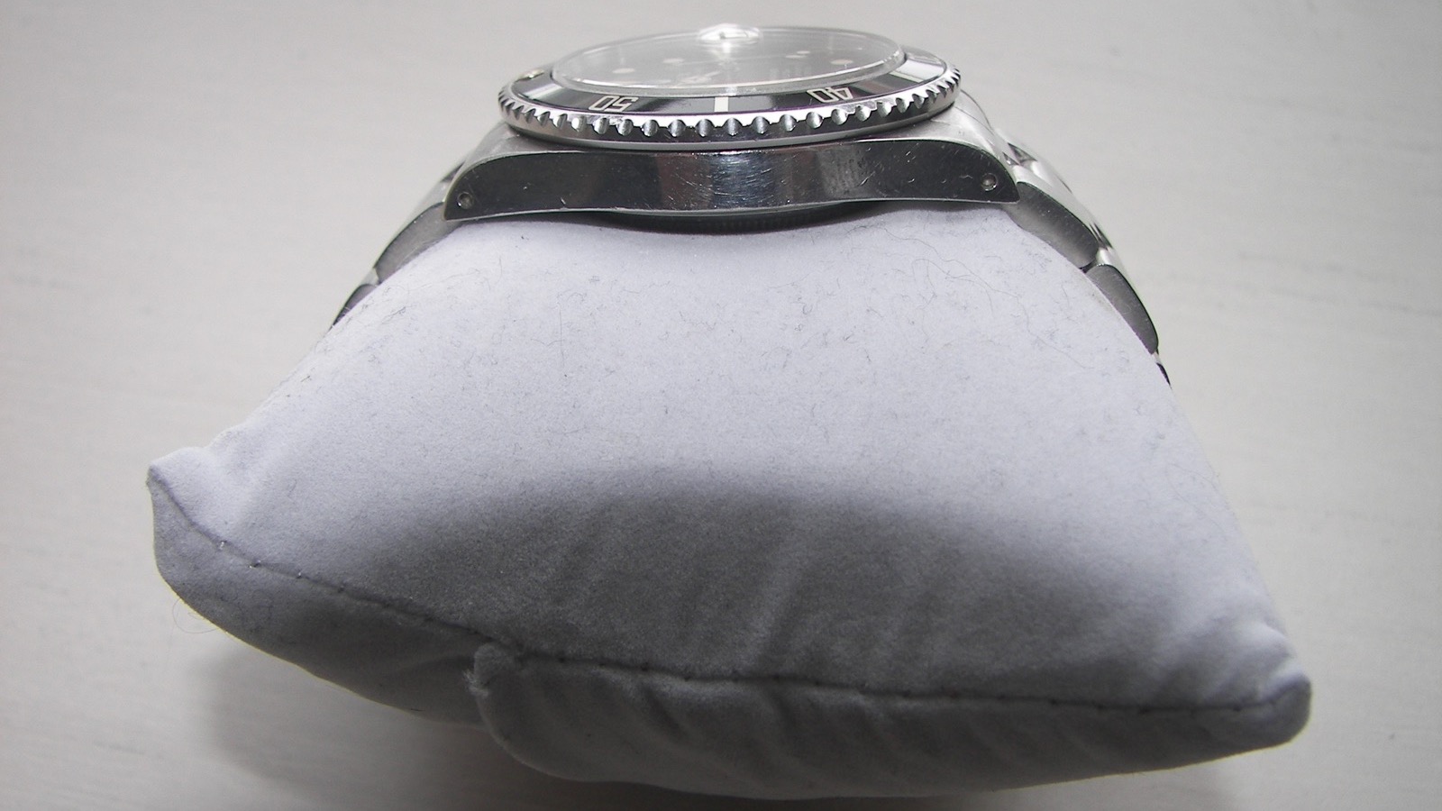 Edge view of a Rolex Submariner case and bracelet.