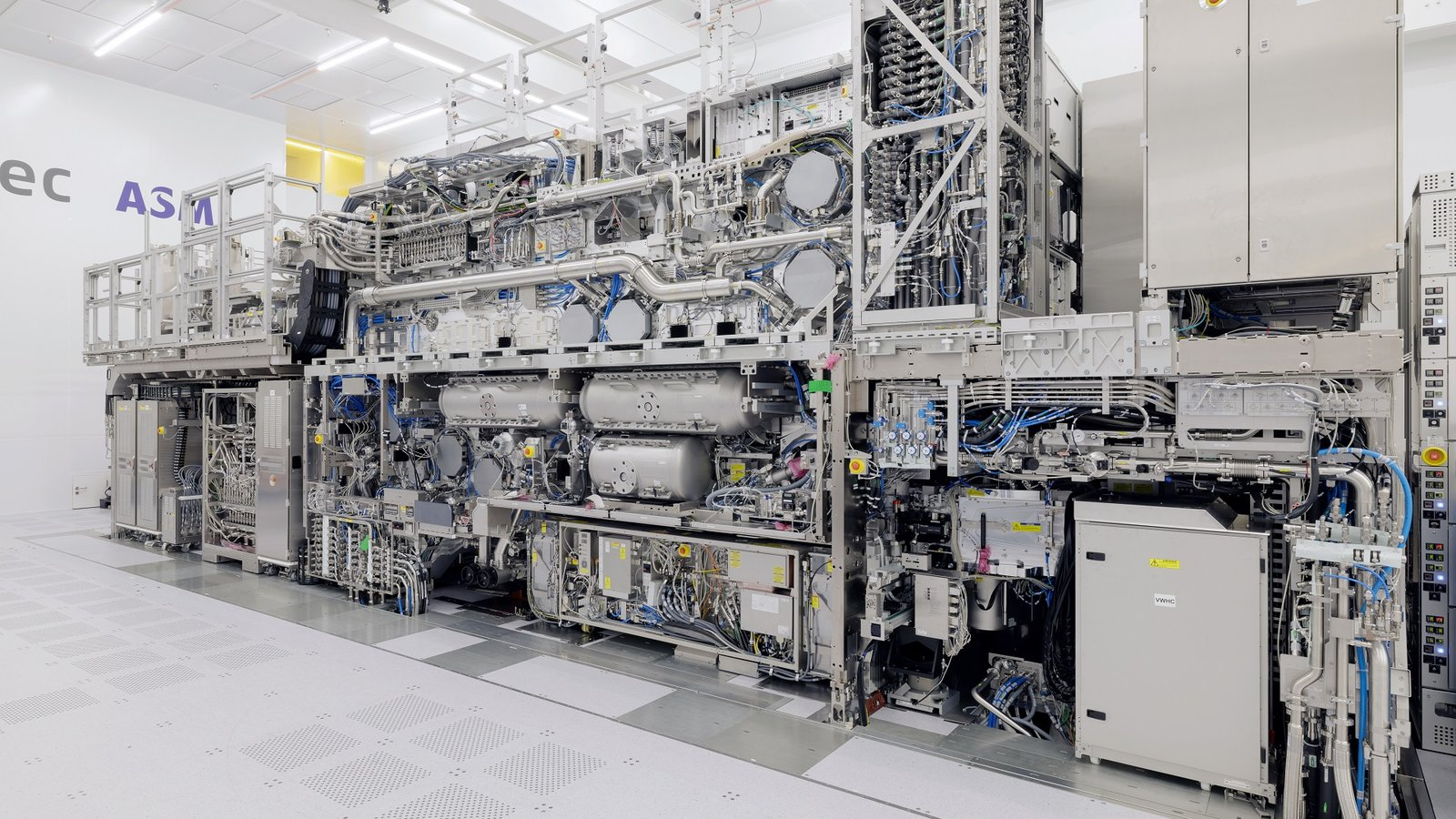 The official open ASML TWINSCAN EXE:5000 High-NA EUV system in its cleanroom.