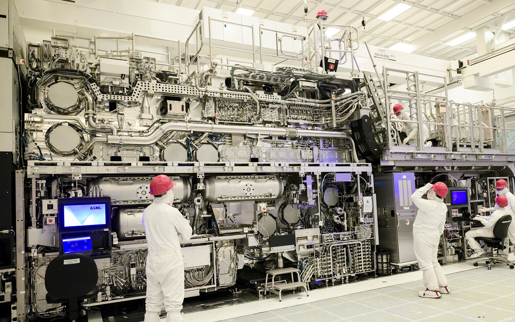 Official Intel high-NA EUV manufacturing image.