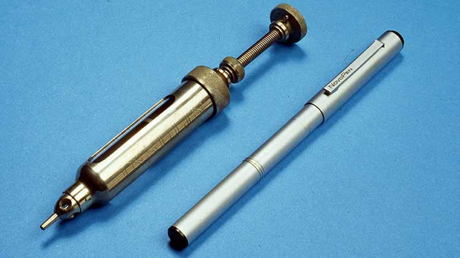 The Novo syringe from 1925 beside the first NovoPen device introduced in 1985.