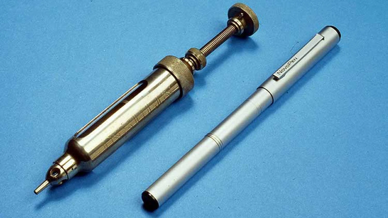 The Novo syringe from 1925 beside the first NovoPen device introduced in 1985.