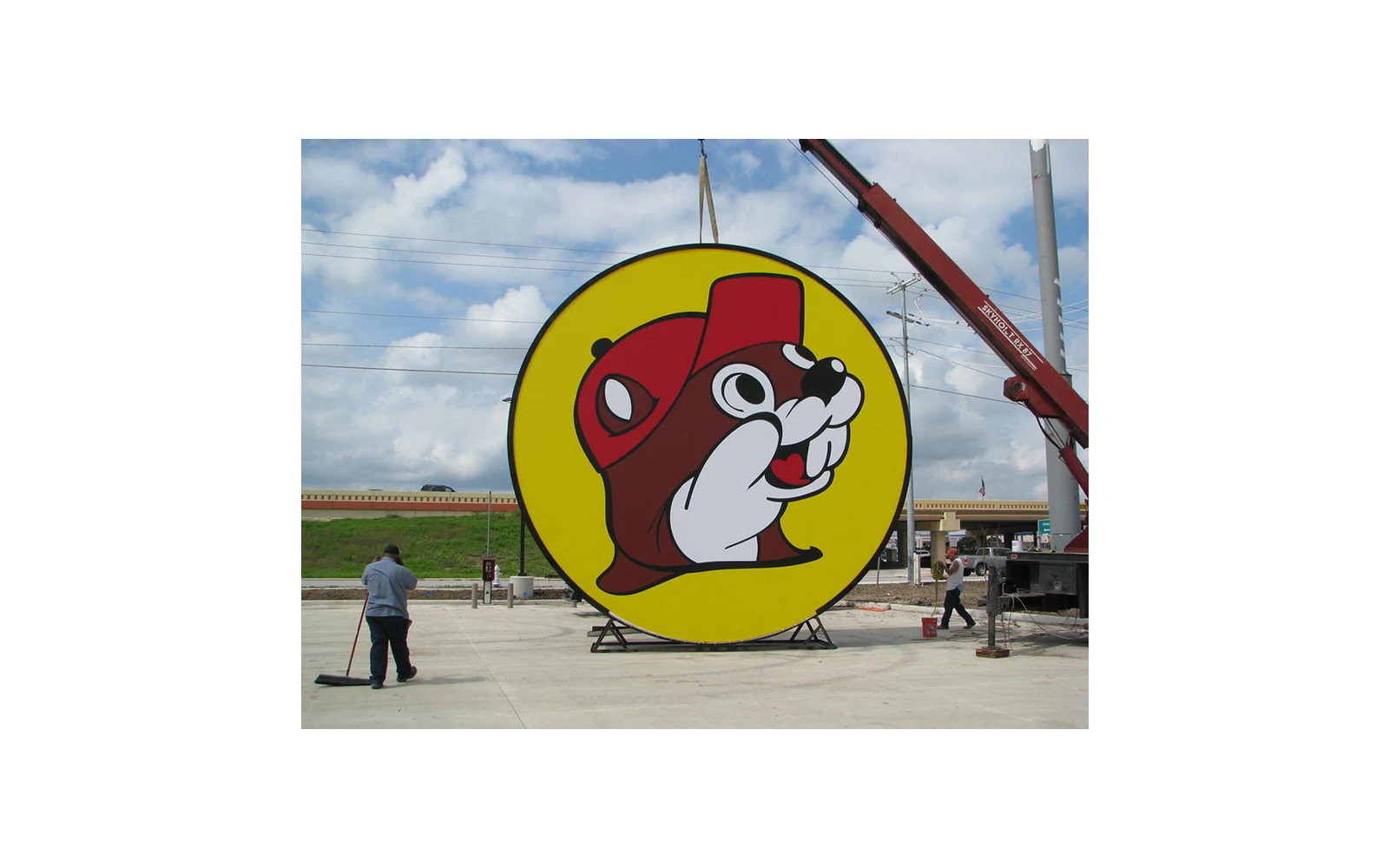 Buc-ee’s roadside beaver sign being installed
